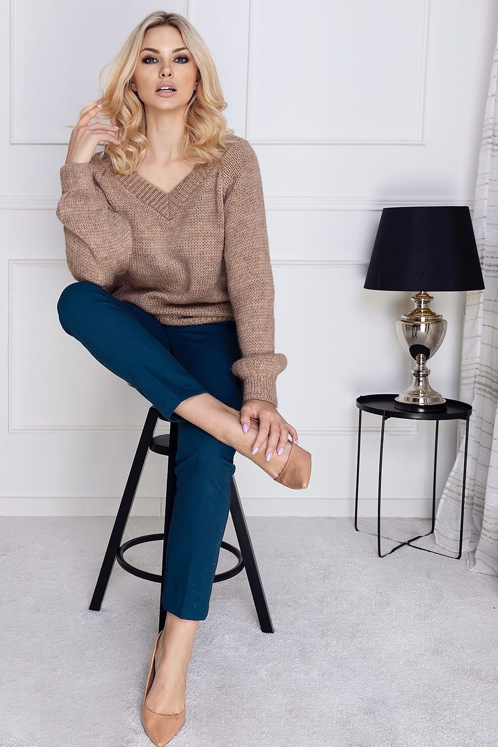 Megztinis peekaboo smėlio spalvos – moteriškas drabužis