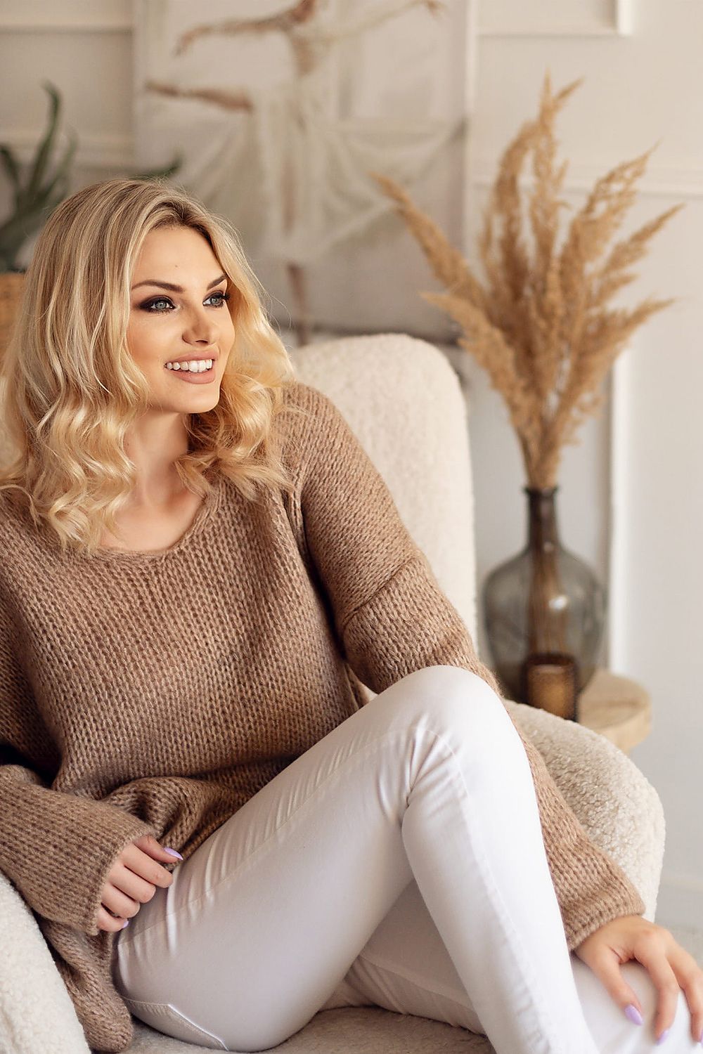 Megztinis peekaboo smėlio spalvos – moteriškas drabužis