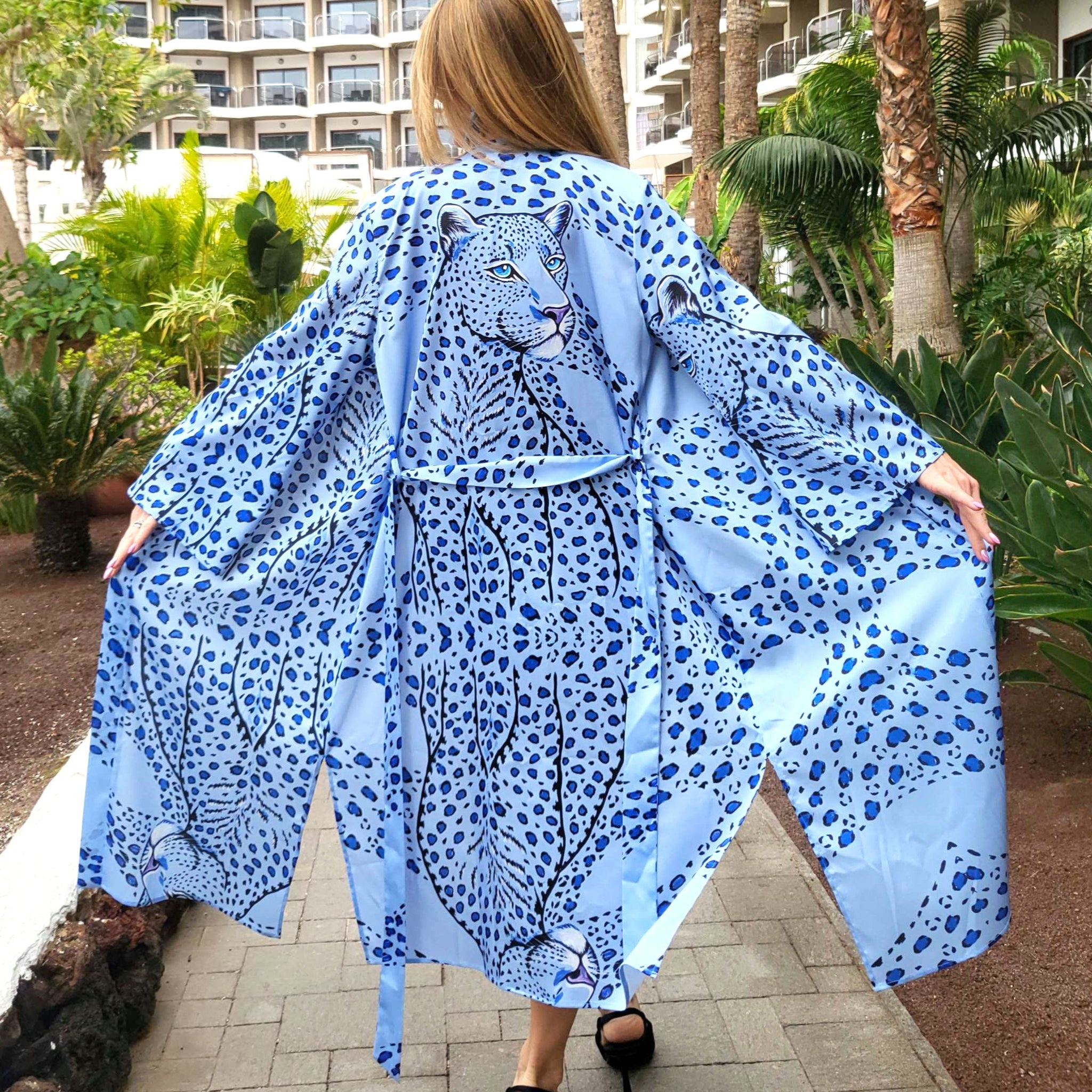 Dangaus žydrumo leopardo kimono – moteriškas drabužis