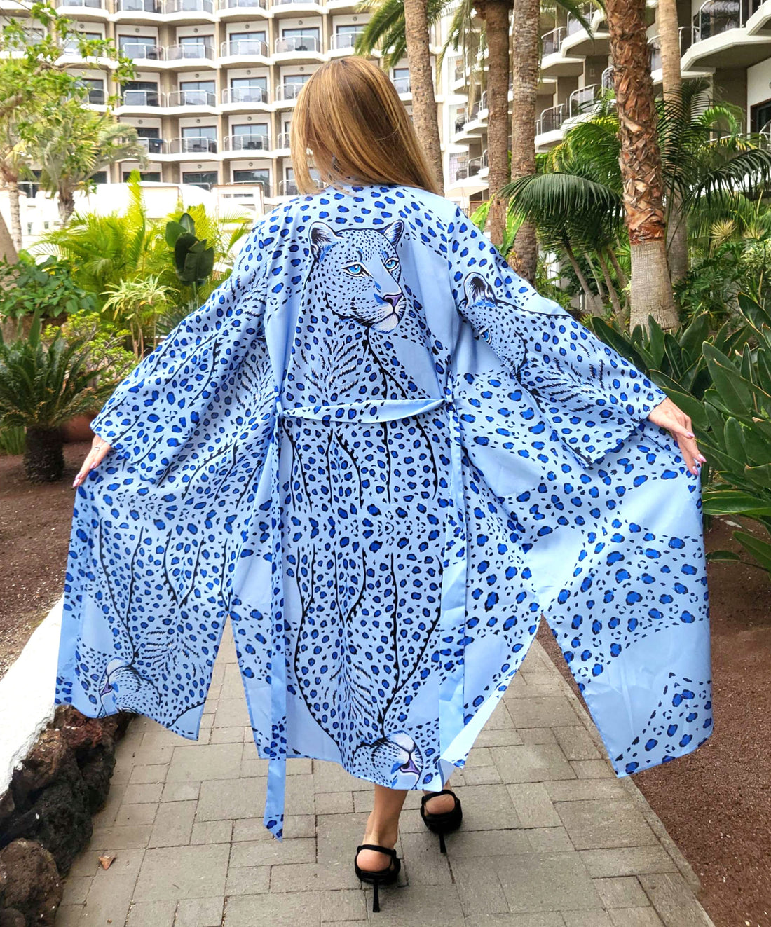 Dangaus žydrumo leopardo kimono – moteriškas drabužis