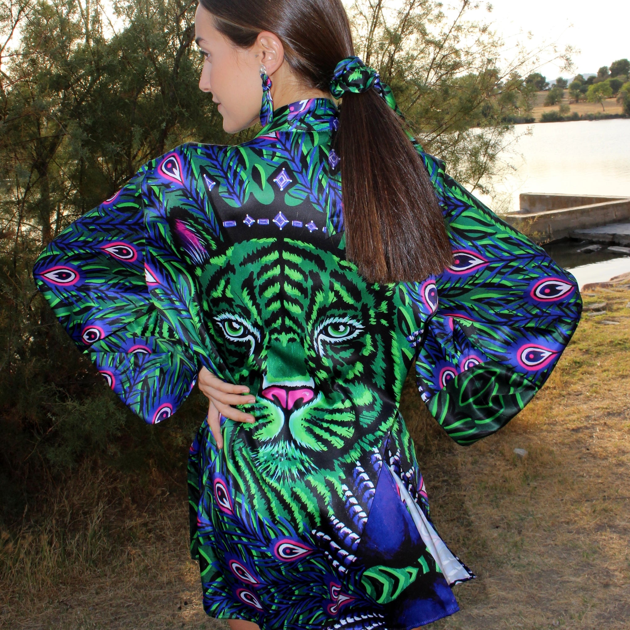 Violetinio povo ir tigro kimono švarkas – moteriškas drabužis