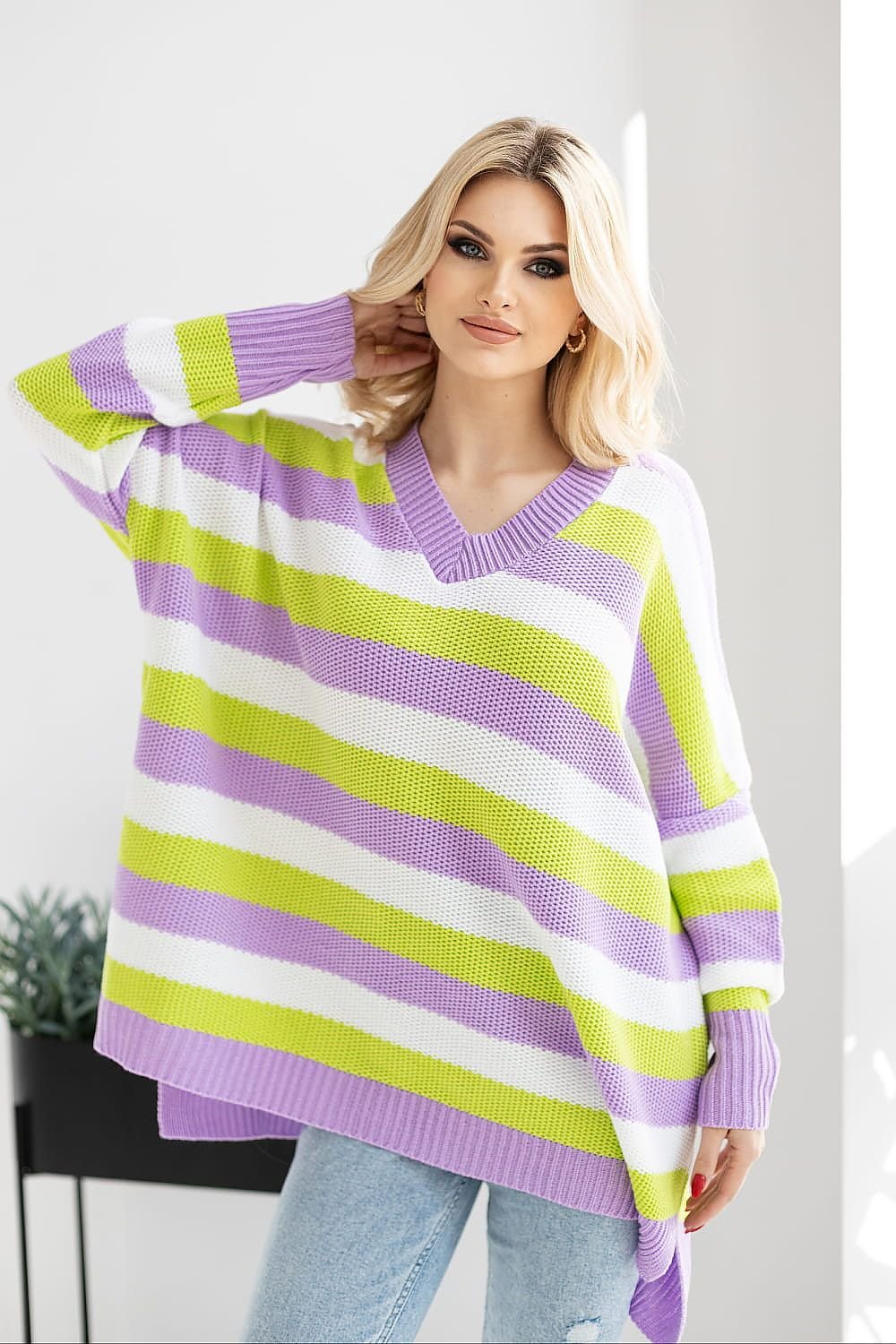 Megztinis peekaboo geltonais violetiniais dryžiais – moteriškas drabužis